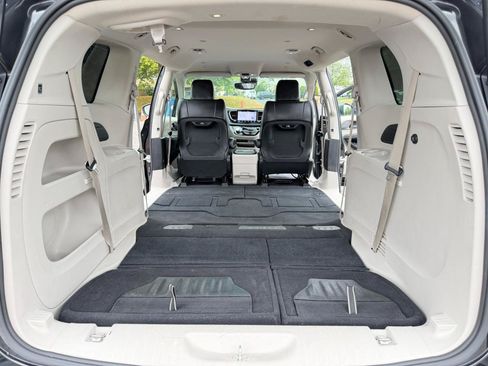 Used 2023 Chrysler Pacifica Touring-L FWD image 43