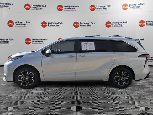 Used 2025 Toyota Sienna Platinum image 4