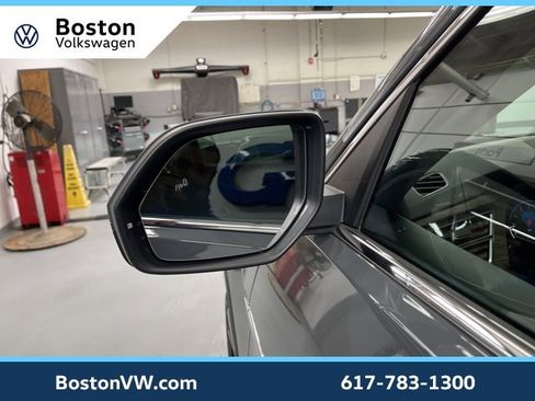 Used 2025 Volkswagen Atlas SEL Premium R-Line image 8