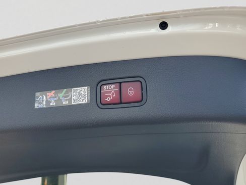 Certified 2025 Mercedes-Benz GLC 300 image 9