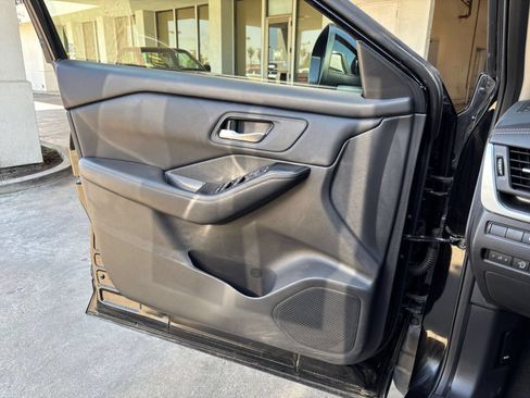 Used 2025 Nissan Rogue SV FWD image 15