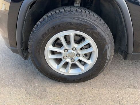 Used 2020 Jeep Grand Cherokee Laredo AWD/4WD image 12