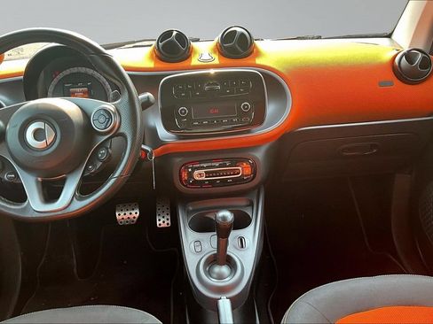Used 2016 smart fortwo passion RWD image 6