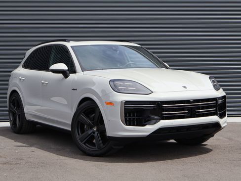 Certified 2025 Porsche Cayenne Turbo AWD/4WD image 8