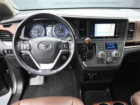 Used 2019 Toyota Sienna L image 25