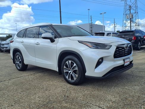 Used 2021 Toyota Highlander XLE FWD image 2