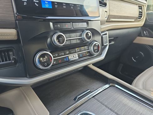 Used 2024 Ford Expedition Limited image 25