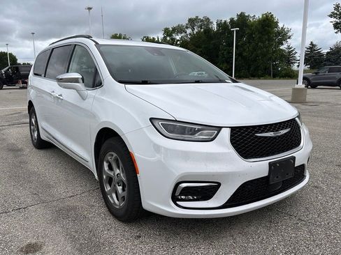 Used 2022 Chrysler Pacifica Limited w/ Uconnect Theater Family Group AWD/4WD image 3
