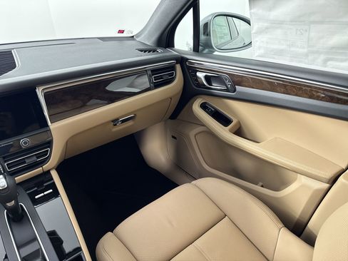 Certified 2025 Porsche Macan image 27