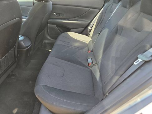Used 2022 Hyundai Elantra SE FWD image 4