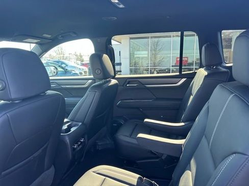 Used 2025 GMC Acadia Elevation w/ Elevation Premium Package image 9