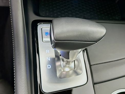 Used 2025 Genesis G70 2.5T image 25