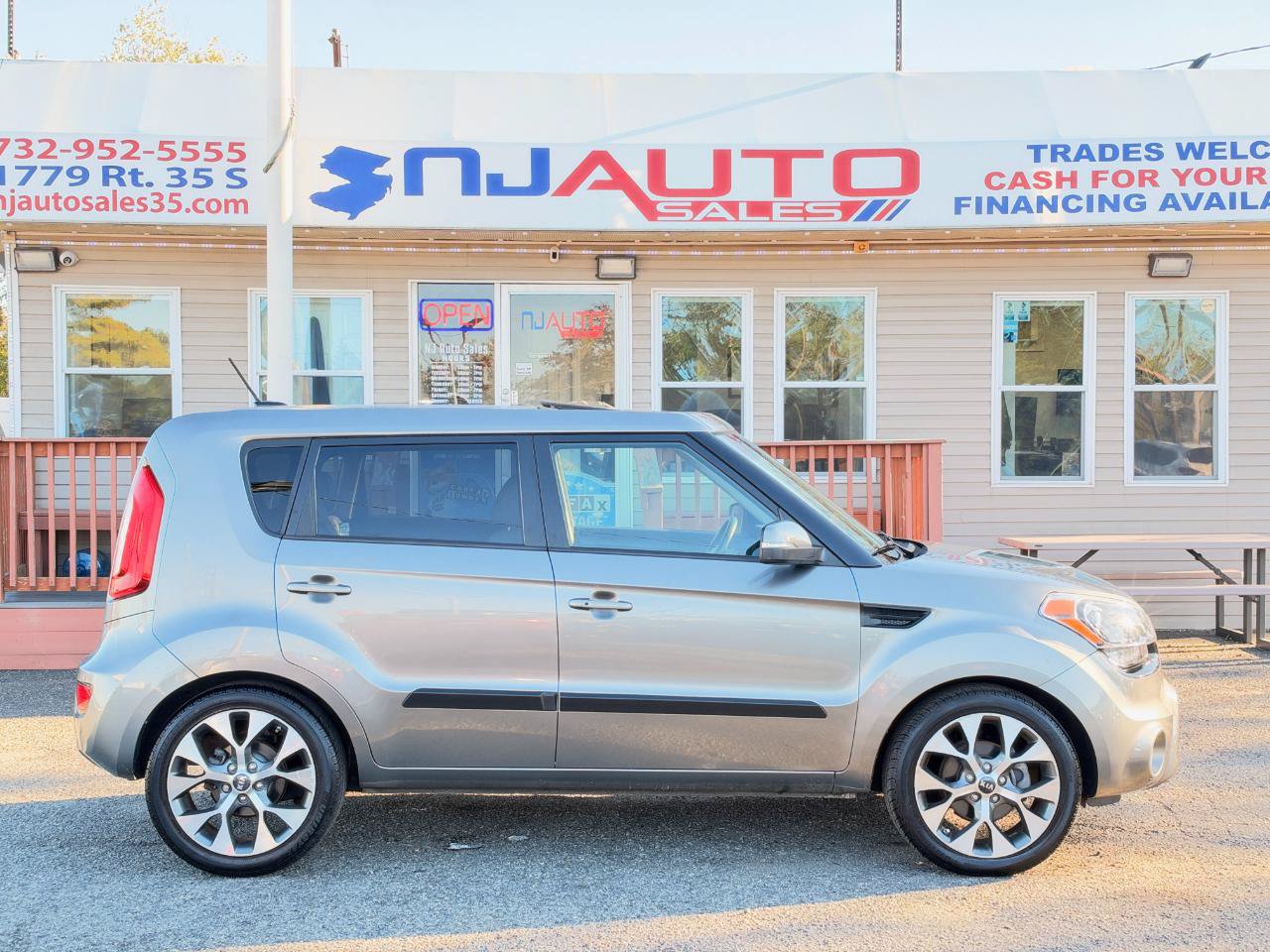 Used 2013 Kia Soul ! w/ Premium Pkg FWD image 3