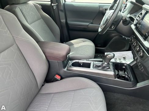 Used 2019 Toyota Tacoma TRD Off-Road w/ Technology Package AWD/4WD image 12