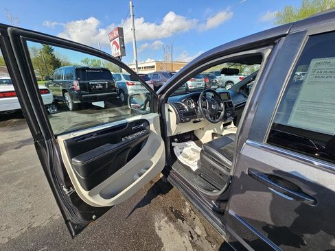 Used 2017 Dodge Grand Caravan SXT w/ Driver Convenience Group image 18