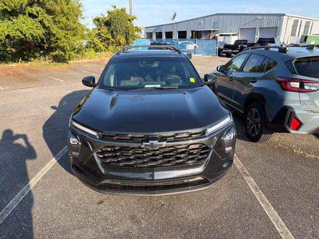Used 2024 Chevrolet Trax RS w/ Sunroof Package FWD image 2