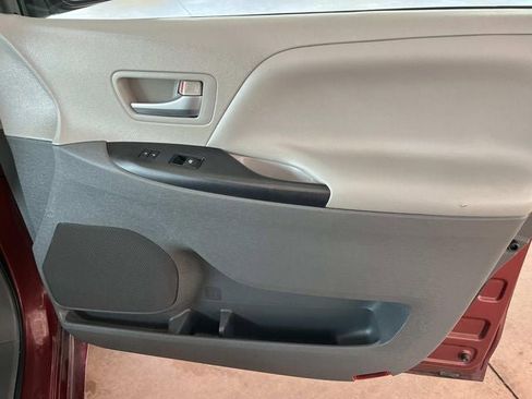Used 2015 Toyota Sienna LE image 21