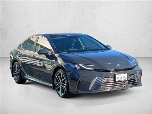 Used 2025 Toyota Camry XLE image 3