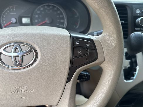 Used 2013 Toyota Sienna LE w/ Towing Pkg FWD image 18