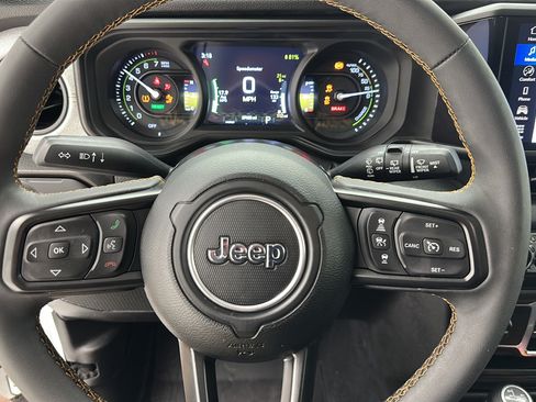 Used 2024 Jeep Wrangler Unlimited w/ Convenience Group AWD/4WD image 15