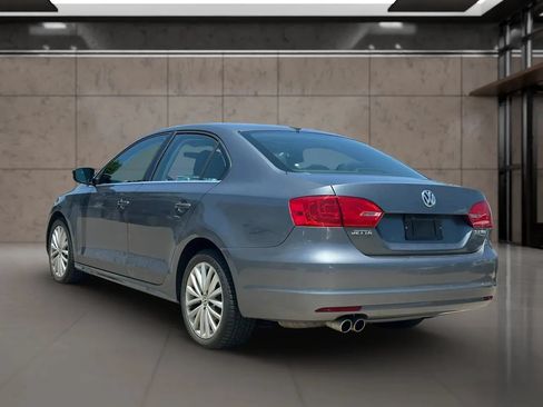 Used 2011 Volkswagen Jetta SEL FWD image 2
