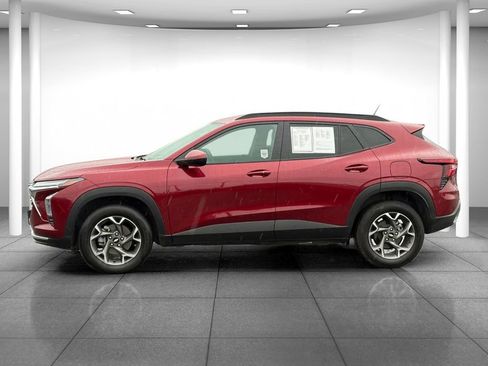 Used 2025 Chevrolet Trax LT w/ Driver Confidence Package FWD image 4