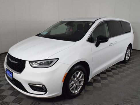 Used 2024 Chrysler Pacifica Touring-L image 9