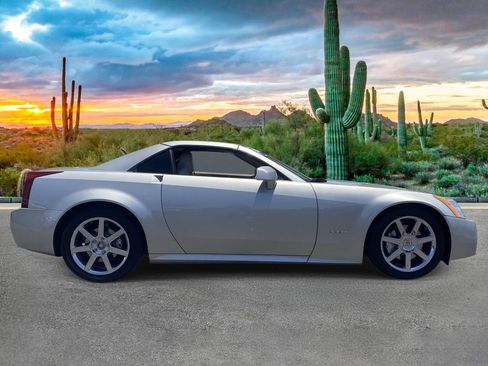Used 2005 Cadillac XLR RWD image 2