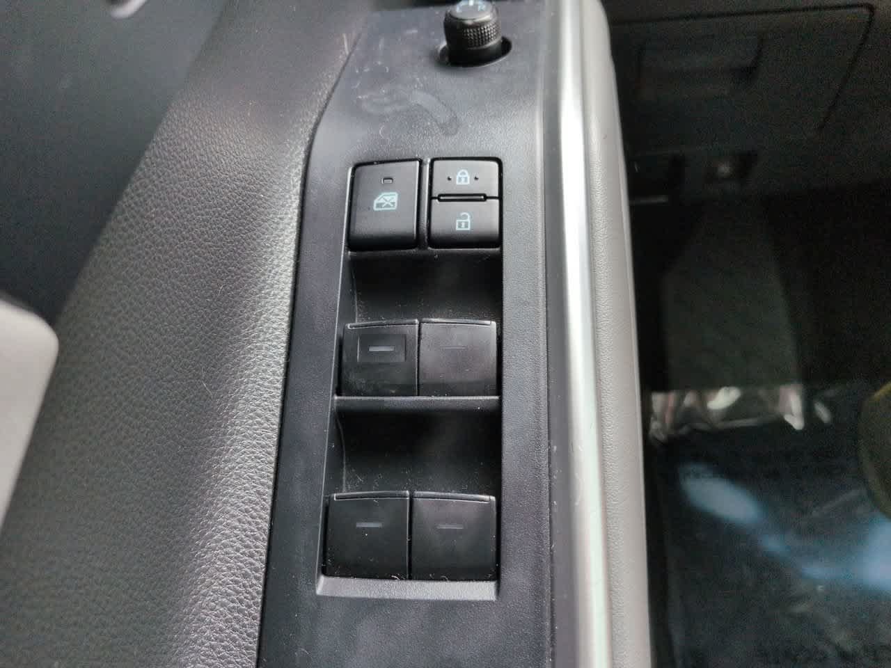 Used 2022 Toyota Highlander XLE FWD image 24