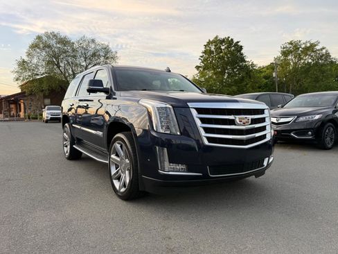 Used 2017 Cadillac Escalade Luxury image 1
