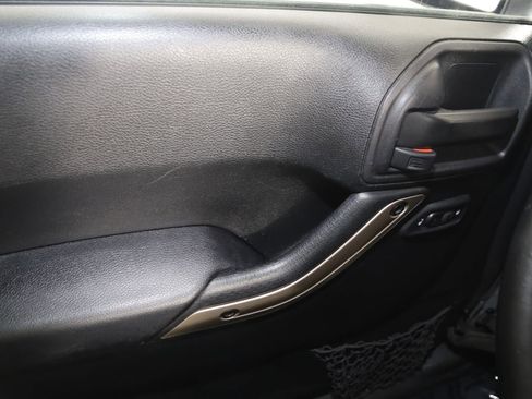 Used 2016 Jeep Wrangler Unlimited Sahara image 32