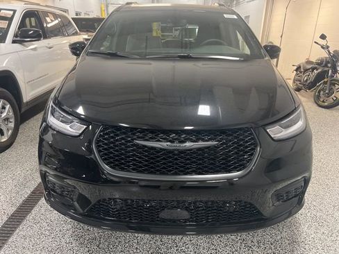 New 2026 Chrysler Pacifica Limited w/ S Appearance Package image 2