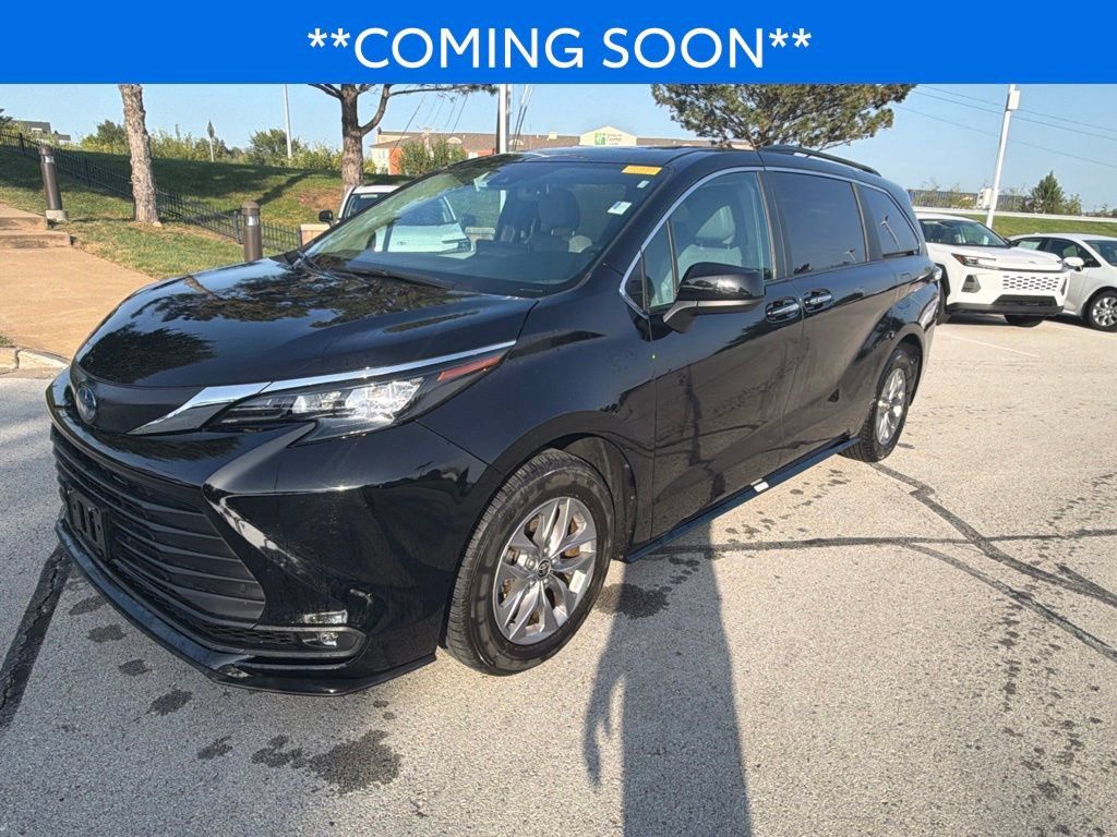 Used 2025 Toyota Sienna XLE FWD image 1