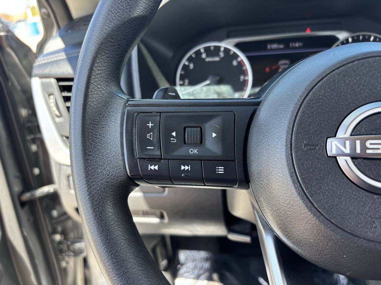 Used 2024 Nissan Rogue S FWD image 25