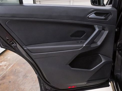 Used 2018 Volkswagen Tiguan SEL FWD image 28
