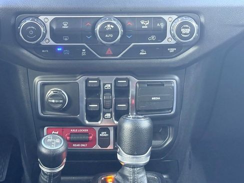 Used 2024 Jeep Wrangler Unlimited image 17