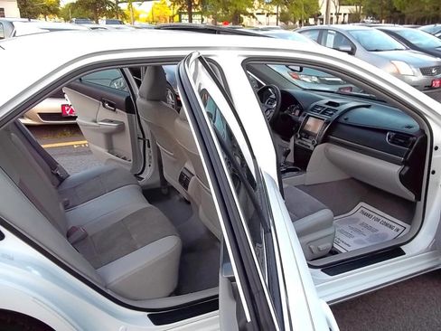 Used 2012 Toyota Camry XLE w/ Leather Pkg FWD image 3