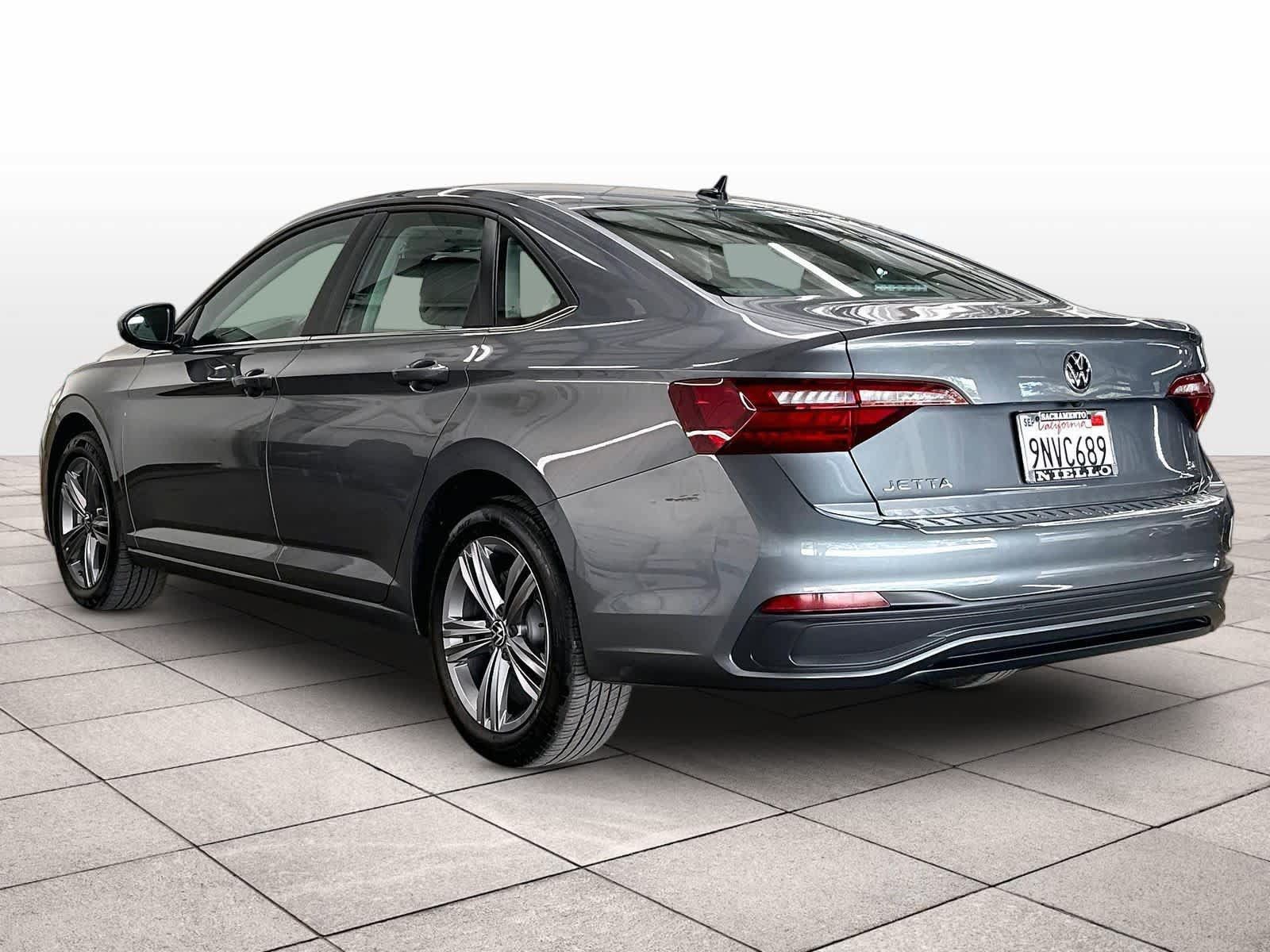 Used 2024 Volkswagen Jetta SE w/ Panoramic Sunroof Package FWD image 7