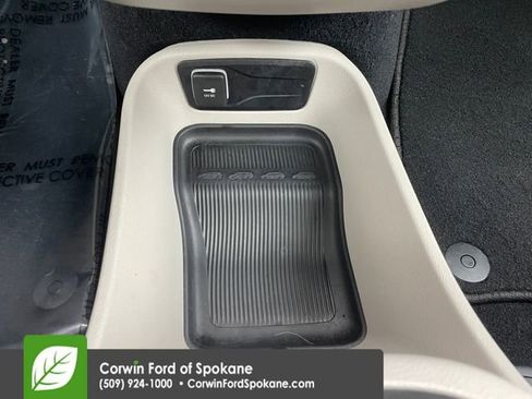 Used 2024 Chrysler Pacifica Touring-L image 37