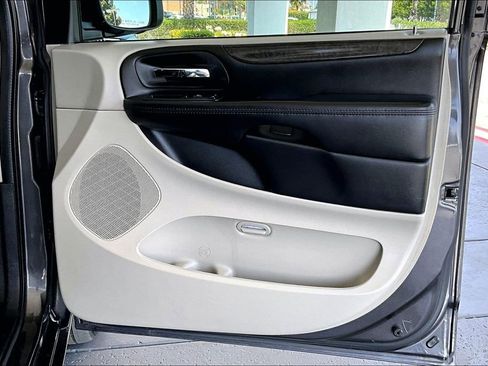 Used 2018 Dodge Grand Caravan SE FWD image 26