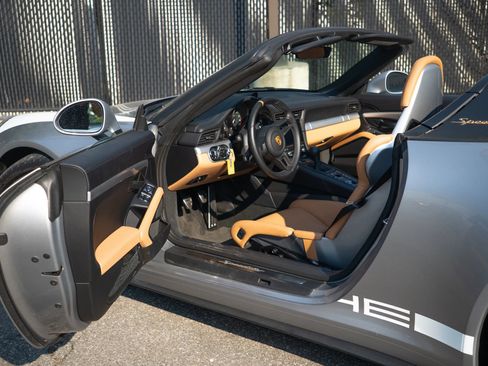 Used 2019 Porsche 911 Speedster RWD image 37