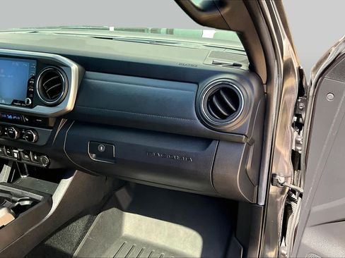 Used 2022 Toyota Tacoma Limited w/ Nightshade Package AWD/4WD image 17