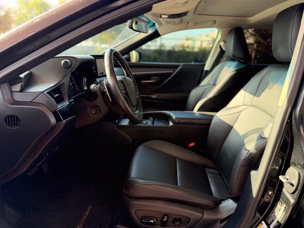 Used 2024 Lexus ES 300h w/ Premium Package FWD image 5