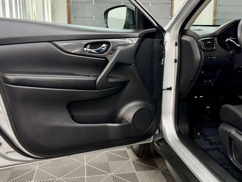 Used 2017 Nissan Rogue S image 6