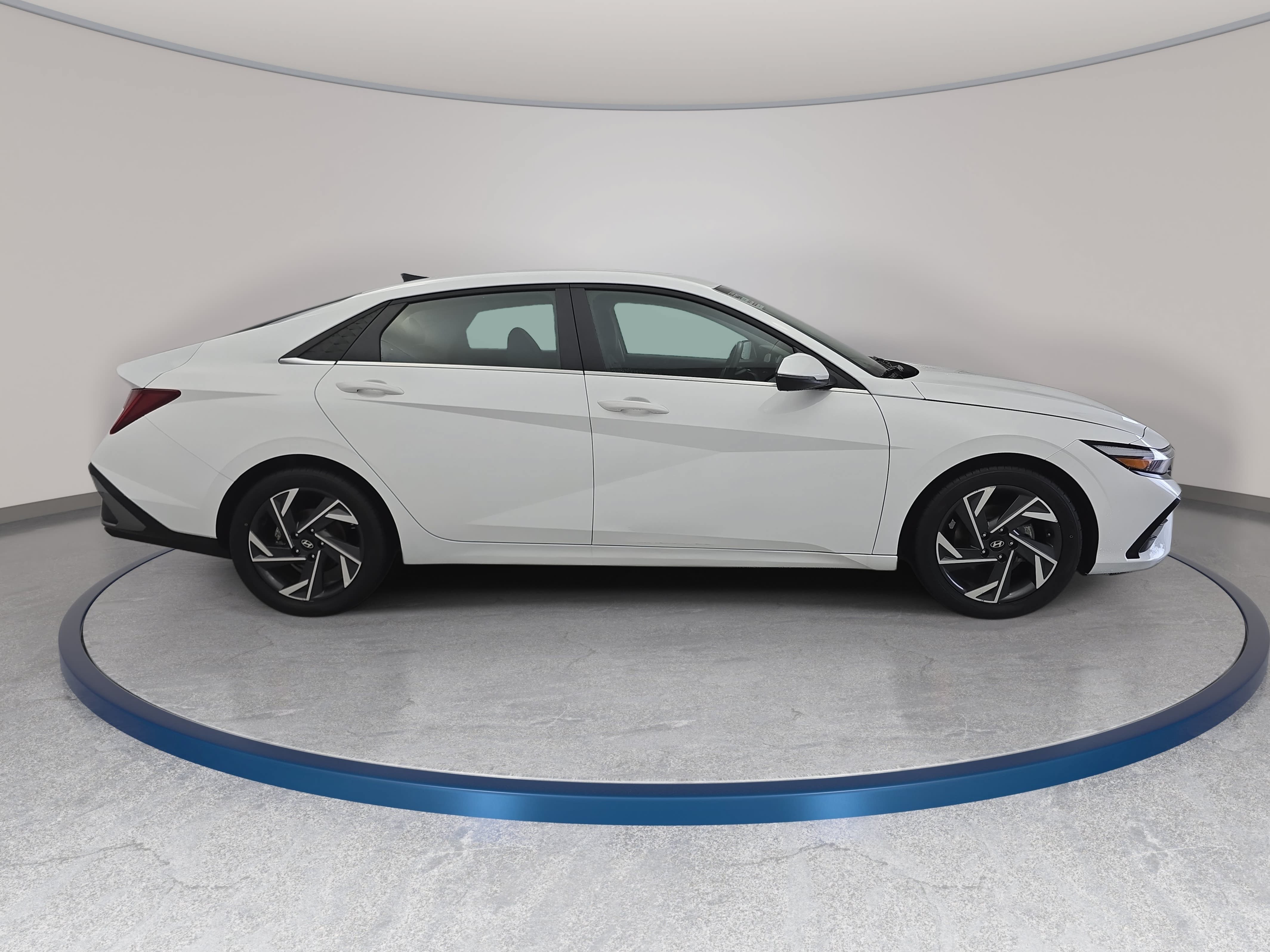 Used 2025 Hyundai Elantra Limited FWD image 4