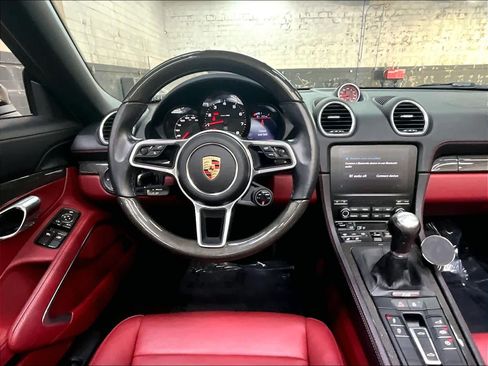 Used 2024 Porsche 718 Boxster RWD image 8