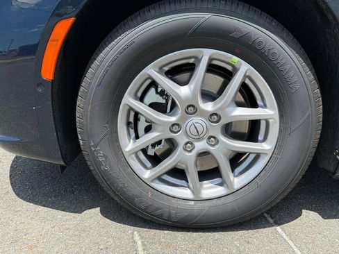 Used 2025 Chrysler Pacifica Select image 11