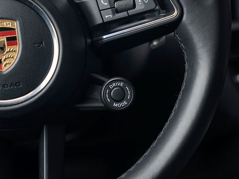 Certified 2023 Porsche Macan AWD/4WD image 9