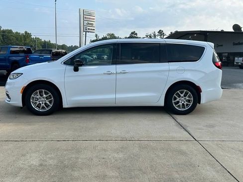Used 2024 Chrysler Pacifica Touring-L FWD image 2