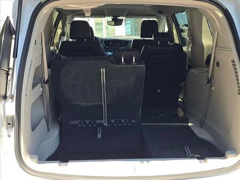 Used 2023 Chrysler Pacifica Touring-L FWD image 13
